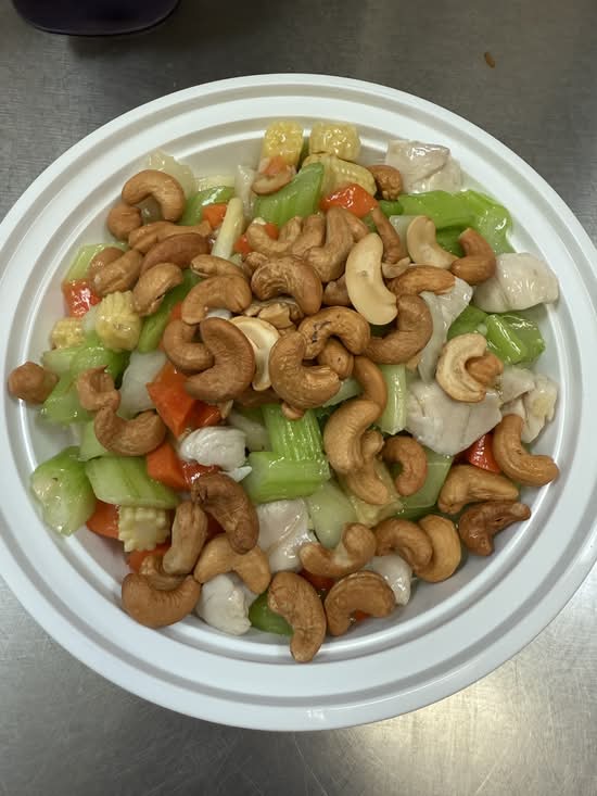 Diced Chicken with Cashew Nuts 腰果鸡丁